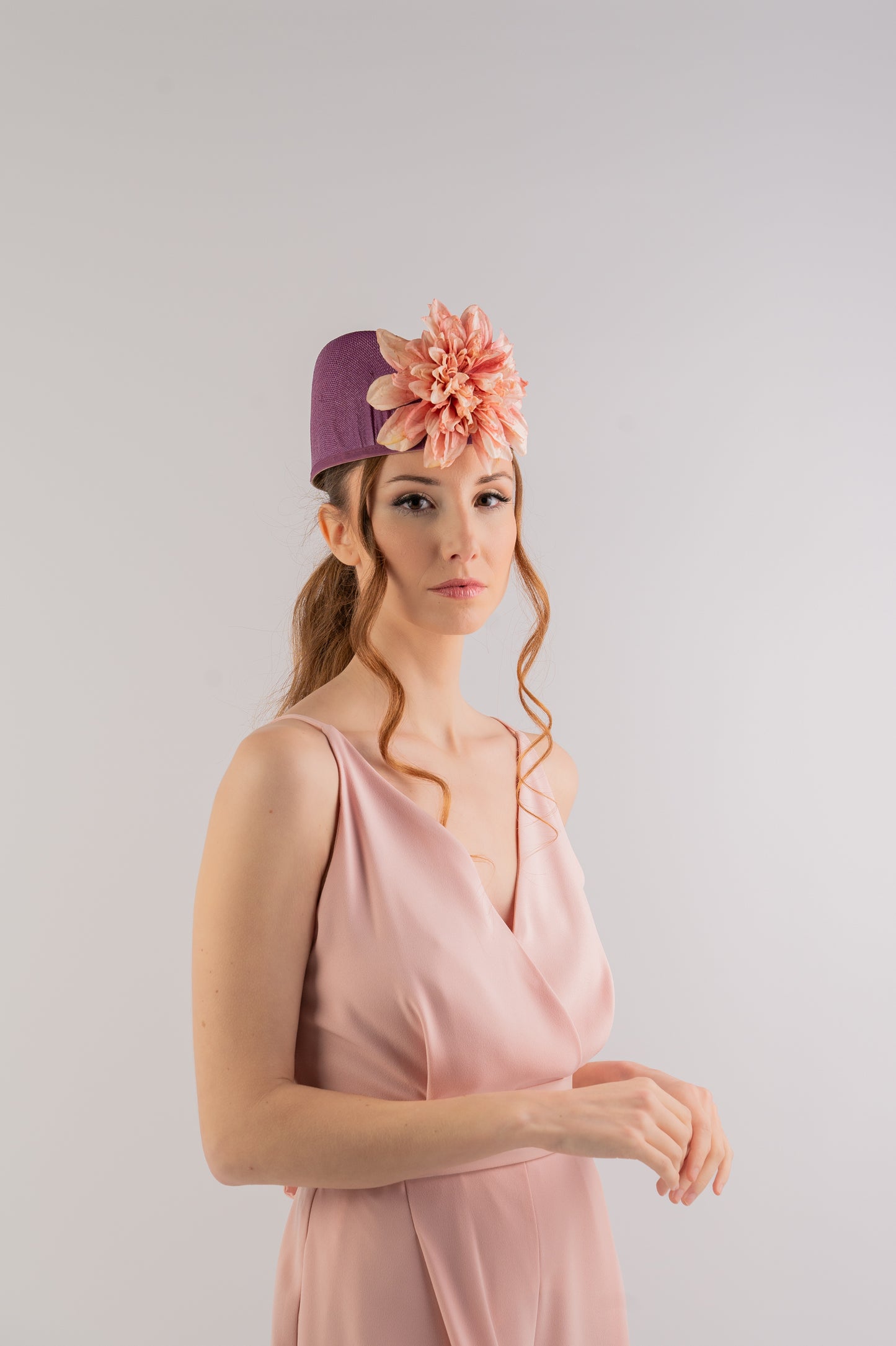 Tocado sencillo para invitada de boda con pelo suelto - Ybela