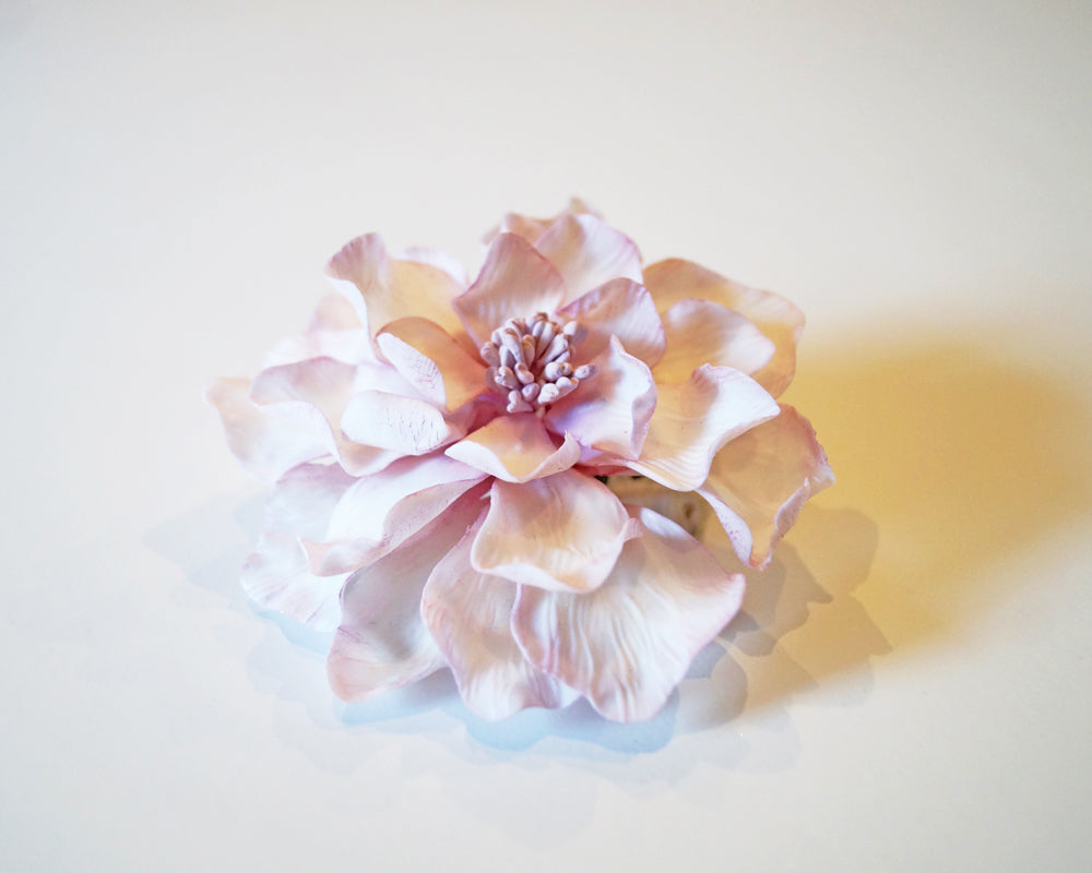 peinas de flores para invitada de boda