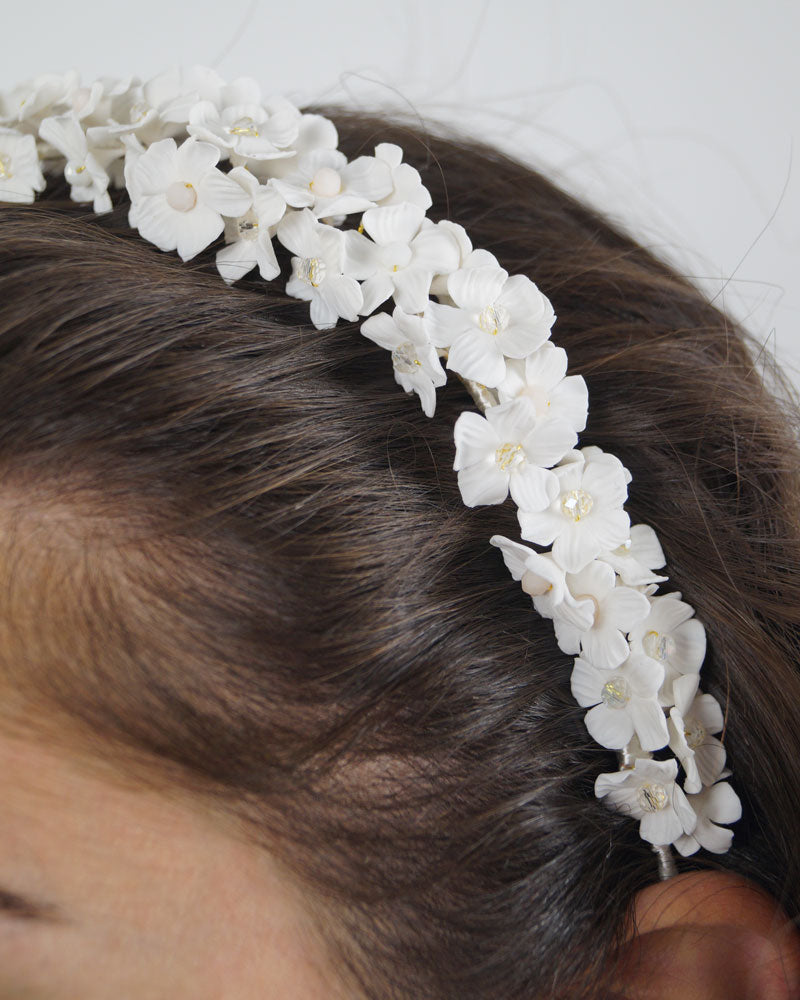 tocado de flores para invitada