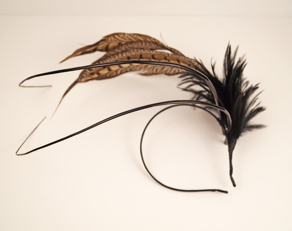 tocado con plumas