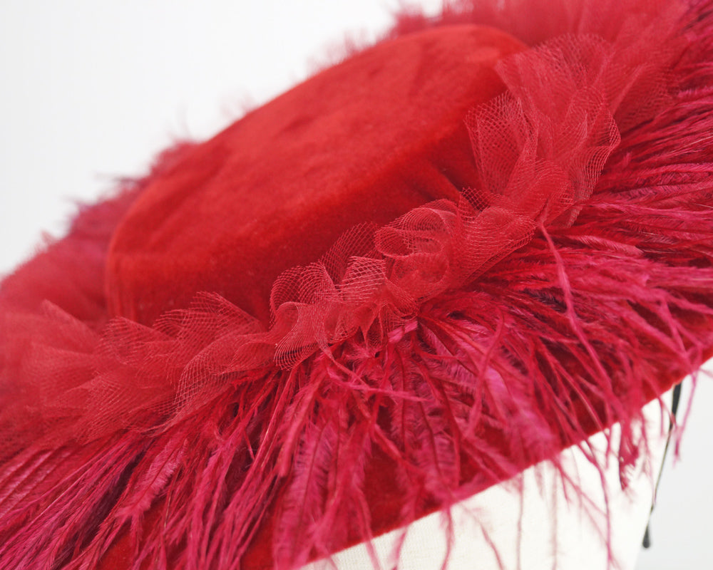 tocado con plumas y tul 